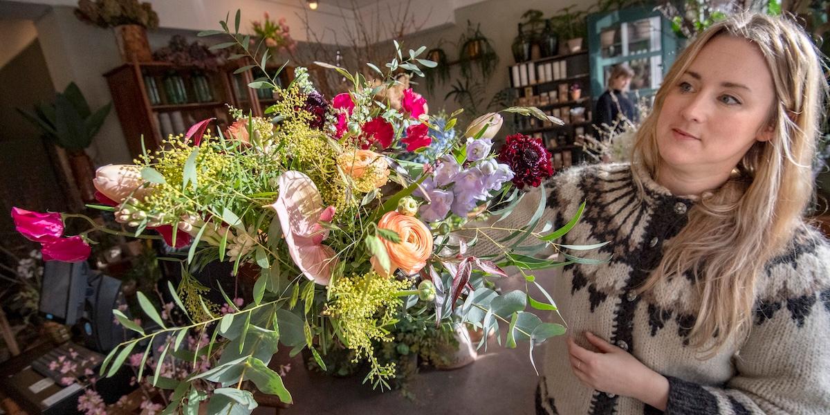 Blomsterhandlarnas mest intensiva dag på året – på Alla hjärtans dag säljs blommor i en takt som motsvarar flera veckors försäljning.(Foto: Johan Nilsson / TT)