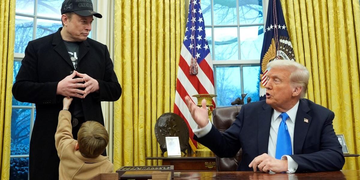 Elon Musk och Donald Trump i Vita huset.