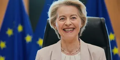 Ursula von der Leyen, EU-kommissionens ordförande, betonar att de nya reglerna inte innebär att utsläppsmålen sänks, utan endast att företagen får mer tid att nå dem. (Foto: Virginia Mayo/AP/TT)