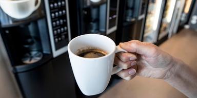 Kaffeautomaten på jobbet. Härlig men farlig? En ny studie visar nämligen att just det kaffet kan försämra kan försämra din hälsa.