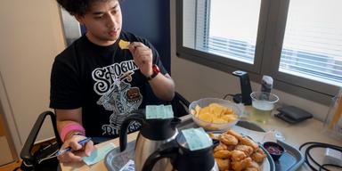 Äter chicken nuggets för forskningens skull