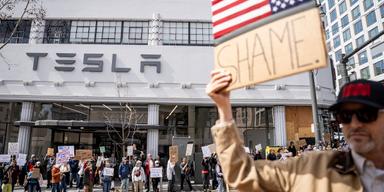 Tesla har mötts av protester på flera håll – riktade mot både bolagets butiker och kunders bilar.(Foto: Josh Edelson/TT)