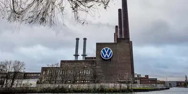 Det hänger mörka moln över Volkswagen-fabriken i Wolfsburg.