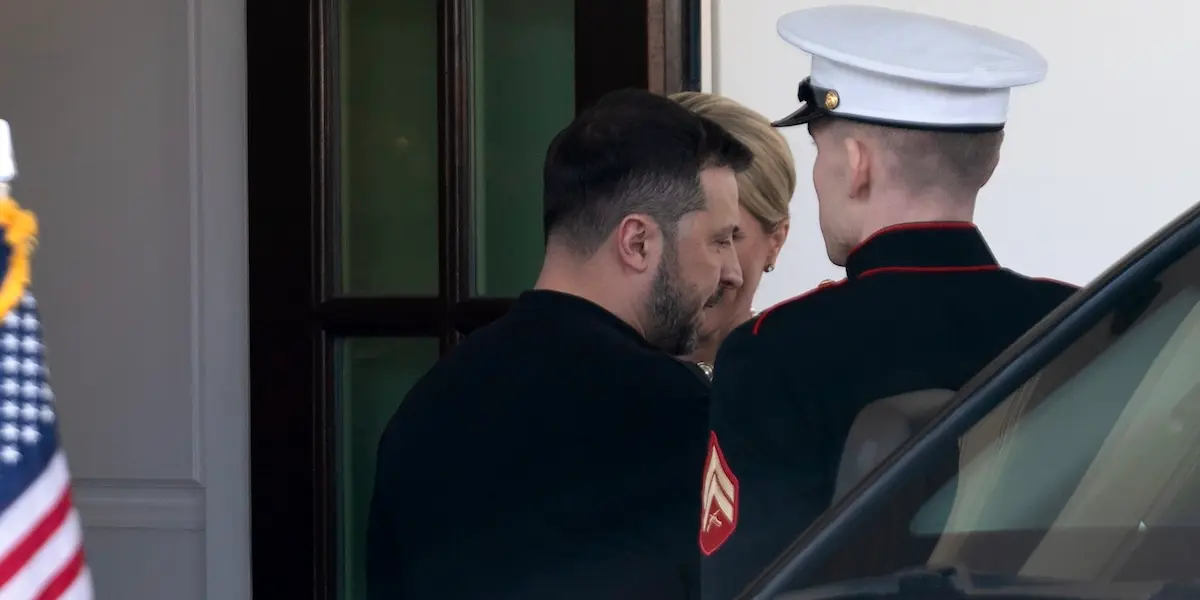 Zelenskyj lämnar Vita huset efter det kollapsade mötet med USA:s president Donald Trump. (Foto: Jose Luis Magana/TT)