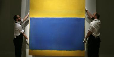 Konsthandeln ser enligt experter ut att ha stannat av. På bilden en målning av Mark Rothko med titeln "Untitled Yellow and Blue" på auktionshuset Sotheby's i London.