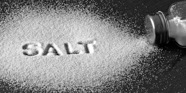 Salt. En ny studie visar att det inte är bra att hälla extra salt på maten.